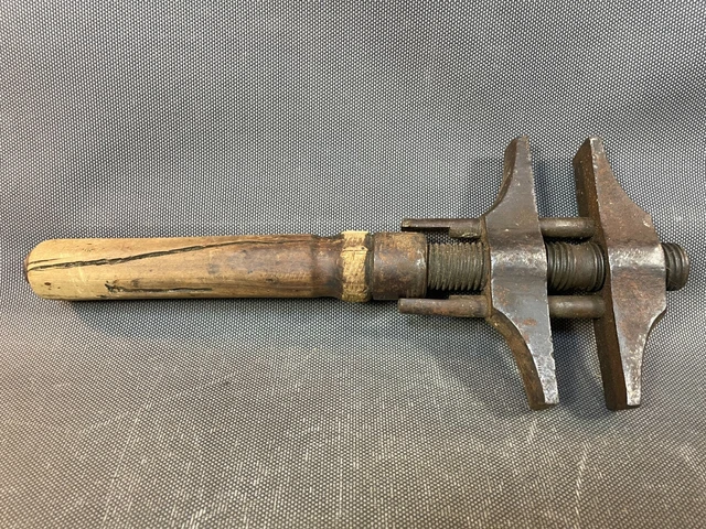 Ancienne Clé à Molette Martelée – 23,5 Cm, Acier, Bon état