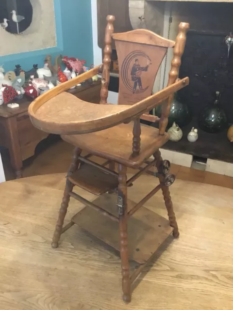 Rare, ancienne et magnifique chaise de poupée en bois.