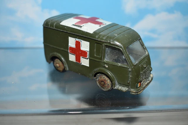 Ancien Jouet Militaire Dinky Toys - Renault Ambulance Carrier Première Version - Collection
