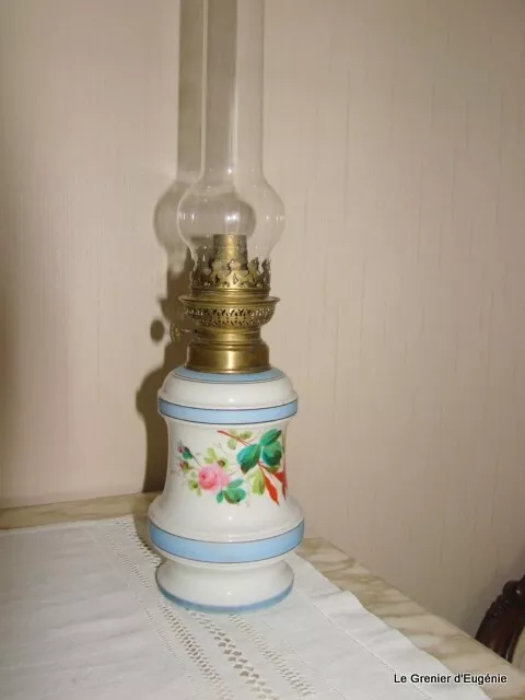  Lampe à pétrole ancienne en Porcelaine  a décor floral et liseré bleu