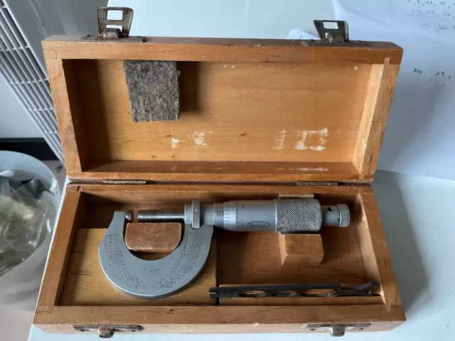 Ancien Micrometre comparateur dans sa boîte   marque  Freinmeyer