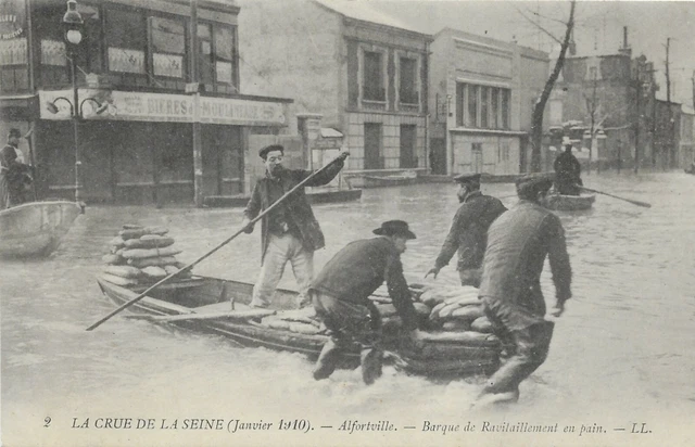 94-Alfortville-Crue Seine-Janvier 1910-Barque De Ravitaillement En Pain-Peu Vue-