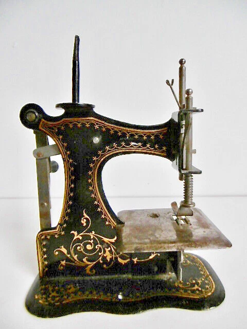ANCIENNE PETITE MACHINE à coudre en métal EUR 80,00 - FR
