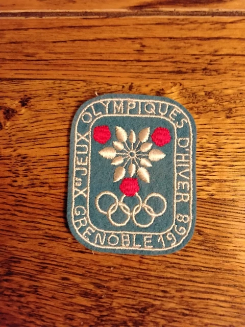 Un écusson en tissus bleu foncé Jeux Olympiques d'hiver de Grenoble 1968 anneaux torche flamme JO 68 - Collection
