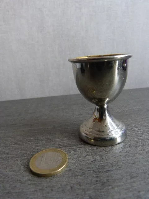 petit coquetier en metal argenté (ch)