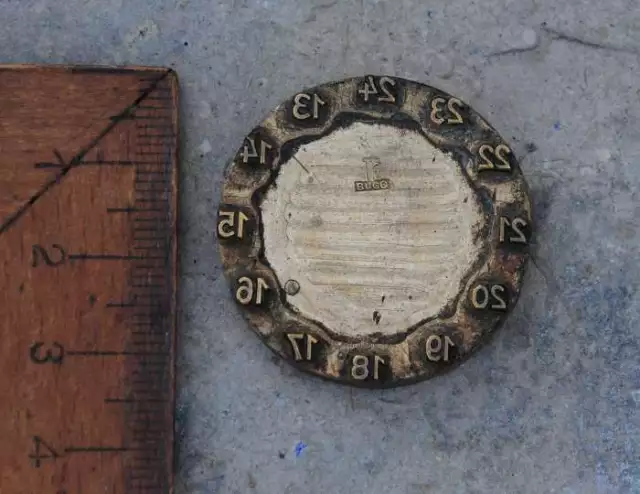 Uhr Ziffernblatt Messing Ornament Buchbinden Prägen Prägestempel Prägung Leder
