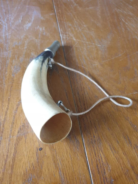 corne de chasse ancienne en cuivre , trompette de battue , trompe d