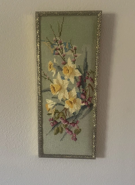 Imagen enmarcada con aguja floral vintage 21"" X 9"" usada y buen estado