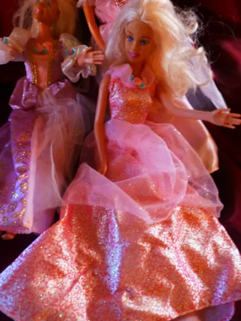 Lote Los 3 Gràces, Barbie Vestido Brillante, La Novia + 5accessoires Prendas de 3
