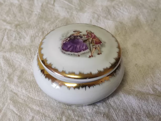 Boite en porcelaine de France  "Scène Galante "  8 cm de diamètre