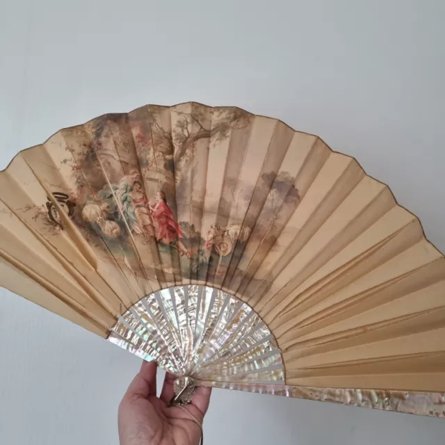 Grand EVENTAIL Nacre Décor Peint Signé 35cm XIXè Antique MOP HAND FAN Painted 2