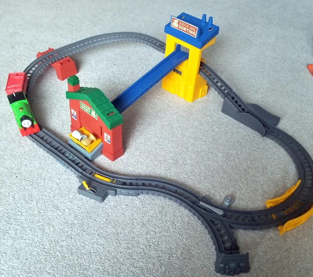 THOMAS AND FRIENDS Sort and Switch Delivery Set (TrackMaster Motorized ...