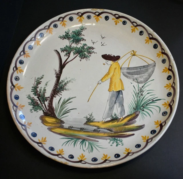 Grand plat rond « décor au pêcheur » en faïence de Nevers 18ème ou 19ème siècle