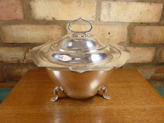 Lovely Antique William Hutton round serving Warming tureen silver plate EPNS