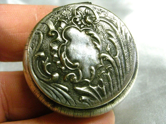 Pendentif Ancien En Métal Argenté Style Art Nouveau - Breloque Boîte Franc-maçonnerie - Occasion