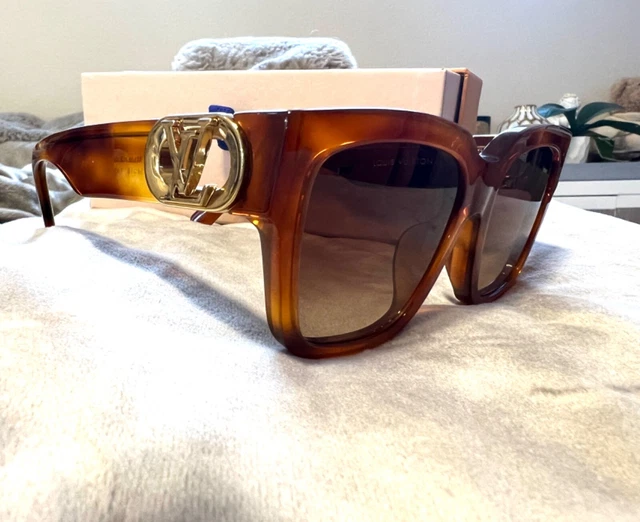 Louis Vuitton sunglasses 2022 gold hardware in outstanding condition! Mrsp 1000