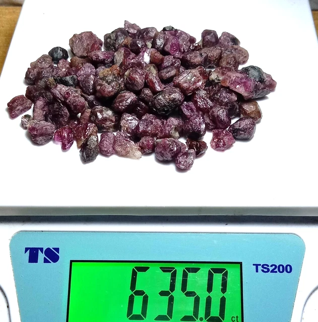 634 carat Top quality Lot of Lustrous Ruby Rough crystal specimen @ Skardu