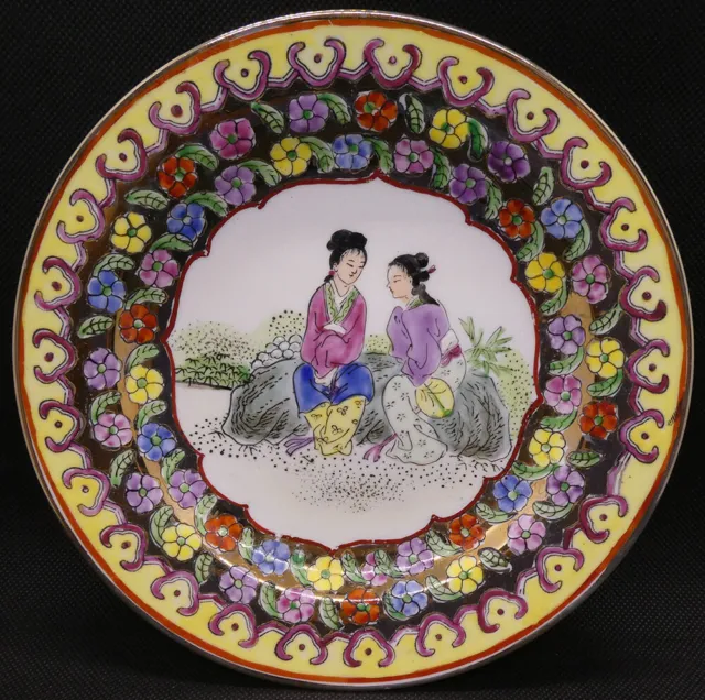 Late 20th Century Chinese Porcelain Plate With Qianlong Nian Zhi Mark