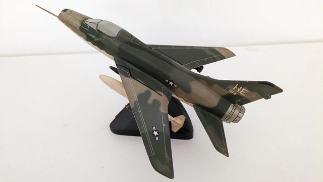 Maquette Avion F100 Super Sabre  Envergure 36 cm Pilots Station en bois.