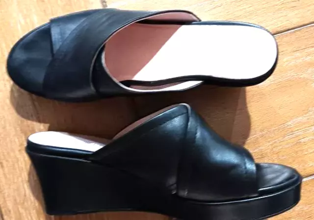 Taryn Rose BLACK Leather "SAURA"  Wedge heel slip on Sandals Size 8.5 B/Med