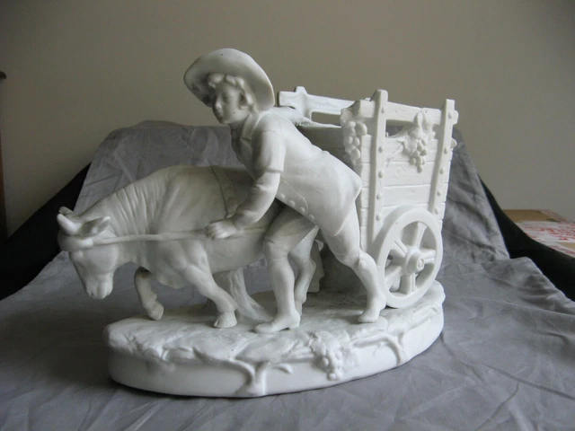 Très beau biscuit porcelaine ancien  un paysan avec un bœuf et sa charrette