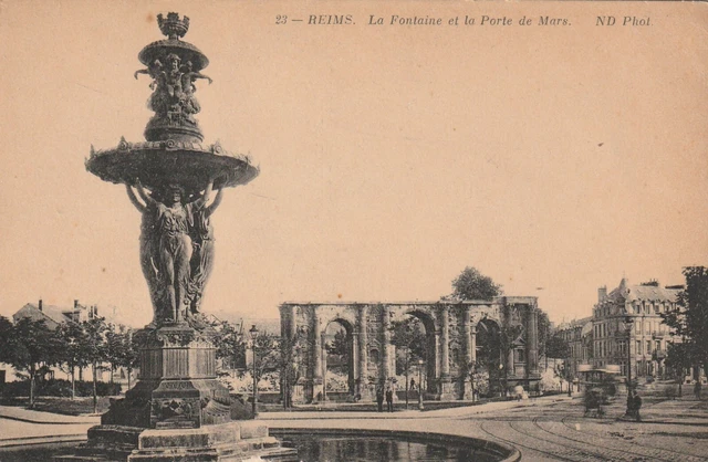 CPA 51 REIMS La Fontaine et la Porte de Mars