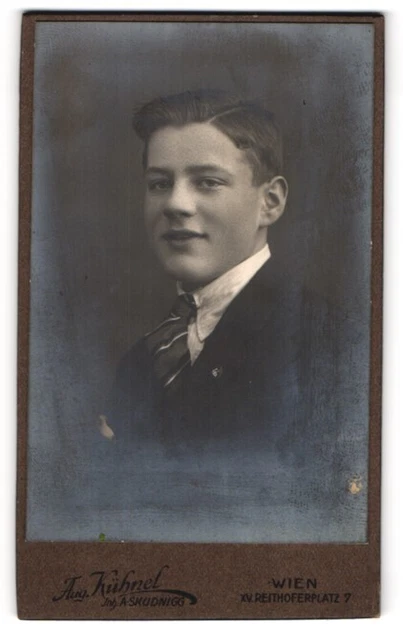 Fotografie Aug. Kühnel, Wien, Reithoferplatz 7, Portrait hübscher junger Mann m