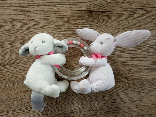Doudou hochet mouton et lapin rose jacadi tbe