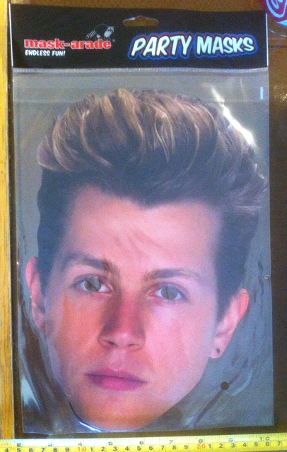 James McVey maschera festa ufficiale The Vamps vestito elegante