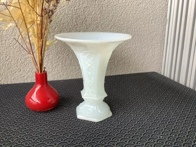 Vase en opaline verre de lait translucide