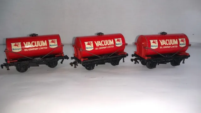 Hornby Dublo 3 x  32083 D1 Tank Wagons “Vacuum Oil"