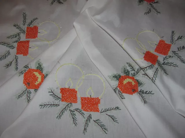 Schöne Weihnachtsdecke-Handarbeit-Stickerei-Kerzen-Äpfel-Tannenzweige-Tischdecke