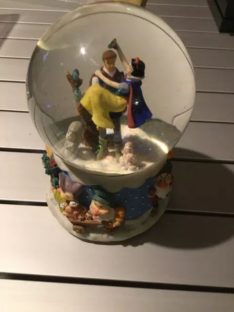 Disney Snow White Musical Snow Globe Plays We Wish You A Merry Christmas Enesco