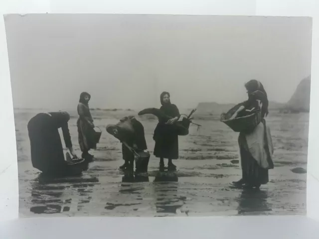 Fishergirls gathering driftwood at Whitby Scaur Yorks Vintage Repro RP Postcard