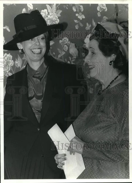 1983 Press Photo Socialite Mrs. Winston McKenzie, Mrs. Charles Hollson at event