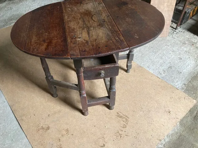 Gate leg oval table in oak - genuine antique.