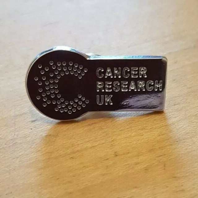 Cancer research UK pin badge.  A009