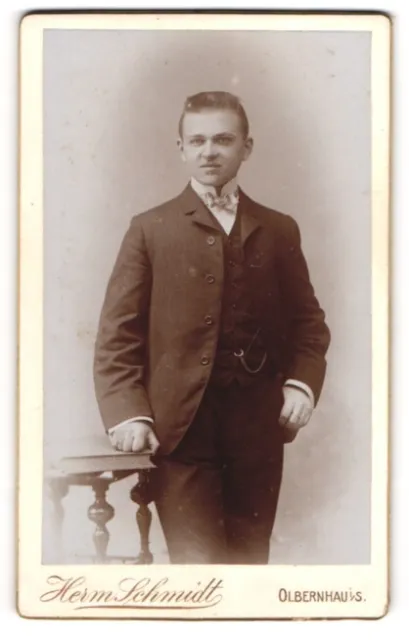 Fotografie Herm. Schmidt, Olbernhau i / S., Portrait elegant gekleideter Herr m