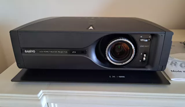 SANYO PLV-Z3 - LCD Home Theater Projector / Projecteur Multimédia HD