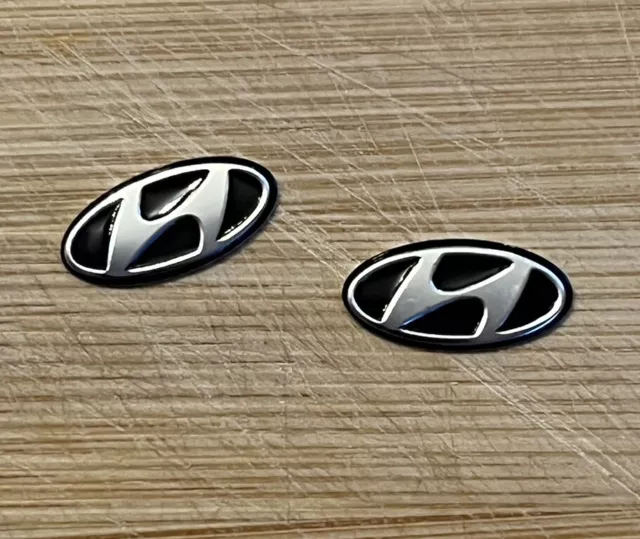 2x NUOVO logo adesivo emblema portachiavi telecomando per Hyundai in nero - 16x8 mm