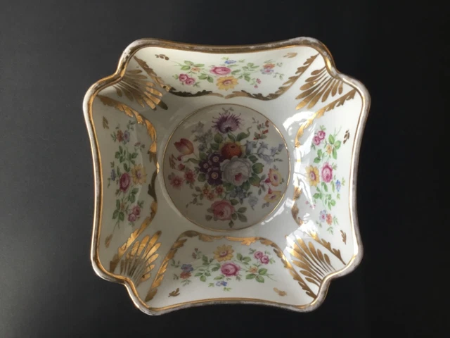 Plat carré ou petit saladier à décor fleuri et frise dorée signé BC Limoges.