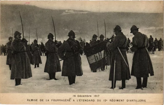 CPA MILITAIRE Remise de la Fourragére a l'Étendard du 12e Régiment (316941)