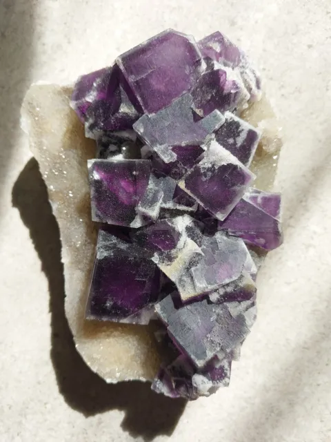 498g.Magnifique Fluorine Violette En Cubes Givrée De Silice
