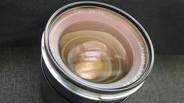 Carl Zeiss Distagon T 35mm f/1.4 ZE Canon Mount camer lens