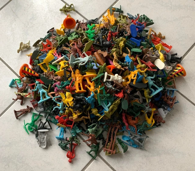 Un Tas D'objets En Plastique Colorés Dont Une Paille En Plastique