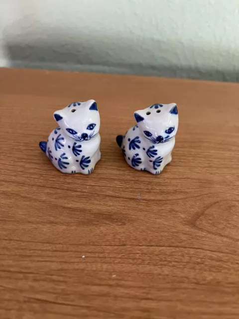 Pair of Ceramic Salt & Pepper Shakers Kitty Cats Blue/White Hand Painted 2"