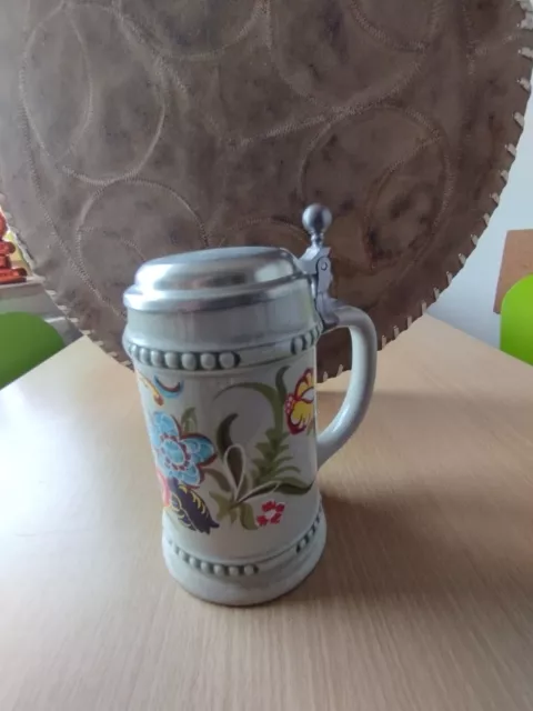 Bierkrug mit Zinndeckel