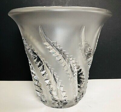 Très Jolie Vase pate de verre dépoli  dlg Lalique??? 