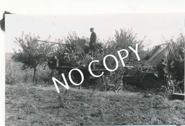 Foto WK 2 Soldaten 3,7 cm Flak in Feuerstellung Tarnung Vormarsch Osten B 1.35