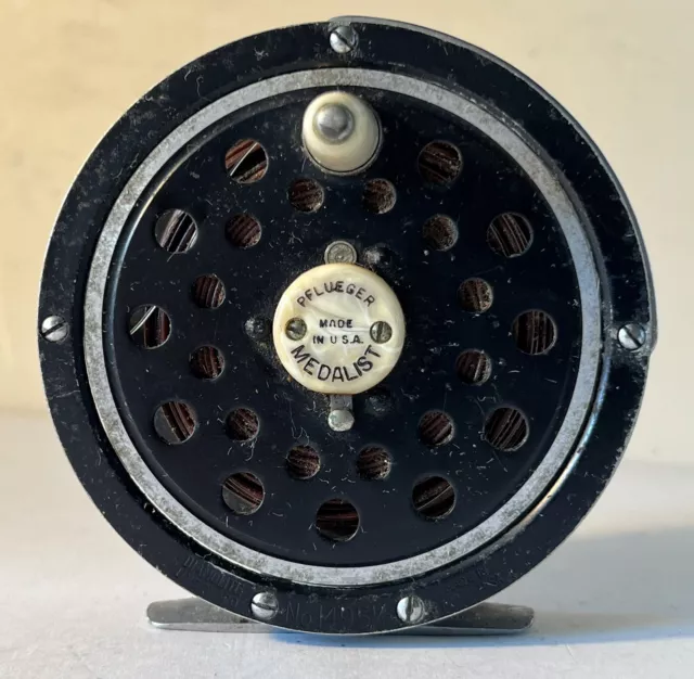 PFLUEGER MEDALIST NO. 1495 1/2 fly reel With Line. Vintage 1950's